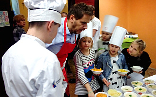 Wojciech Modest Amaro gotował z dziećmi w ośrodku opiekuńczym Arka